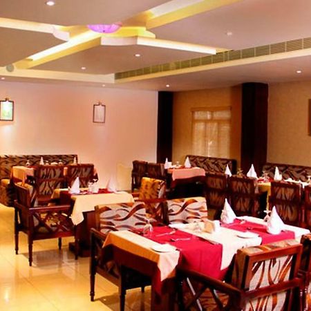 Hotel Emerald Regency Putuppalli Extérieur photo
