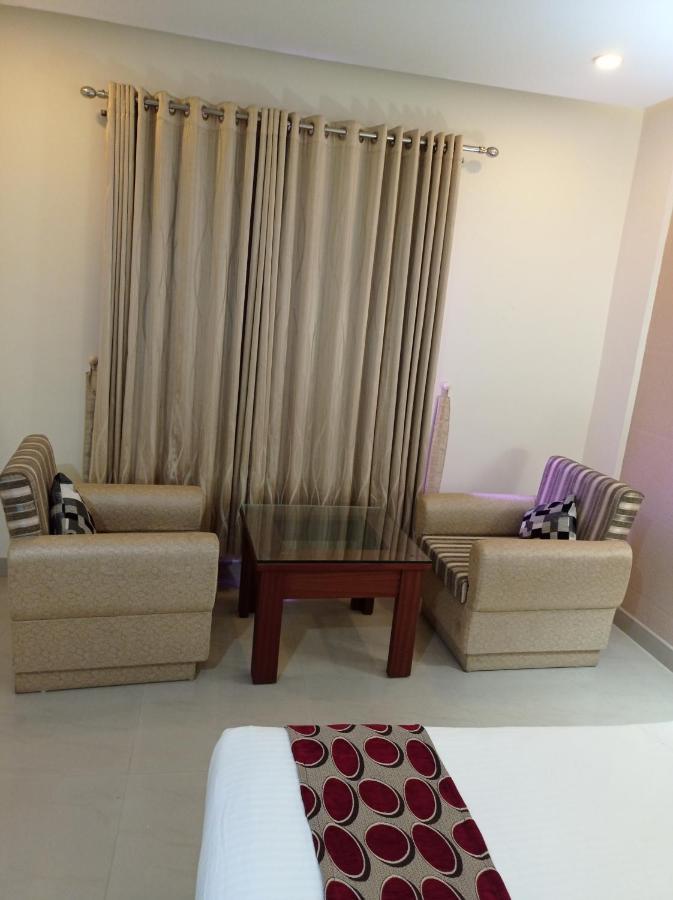 Hotel Emerald Regency Putuppalli Extérieur photo