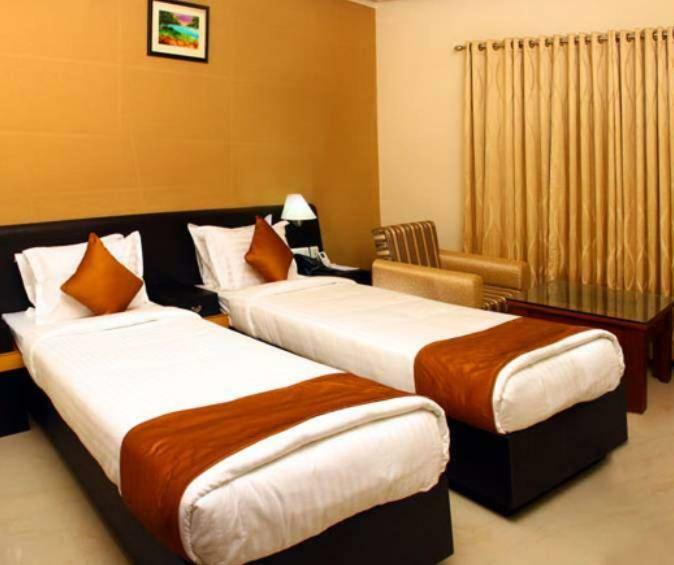 Hotel Emerald Regency Putuppalli Extérieur photo